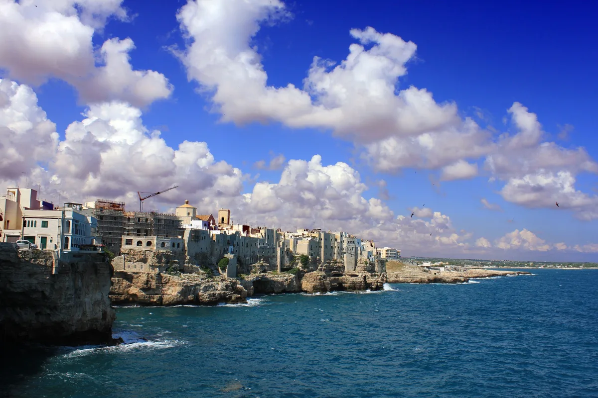 Come arrivare a Polignano a Mare: guida pratica e distanze 2026