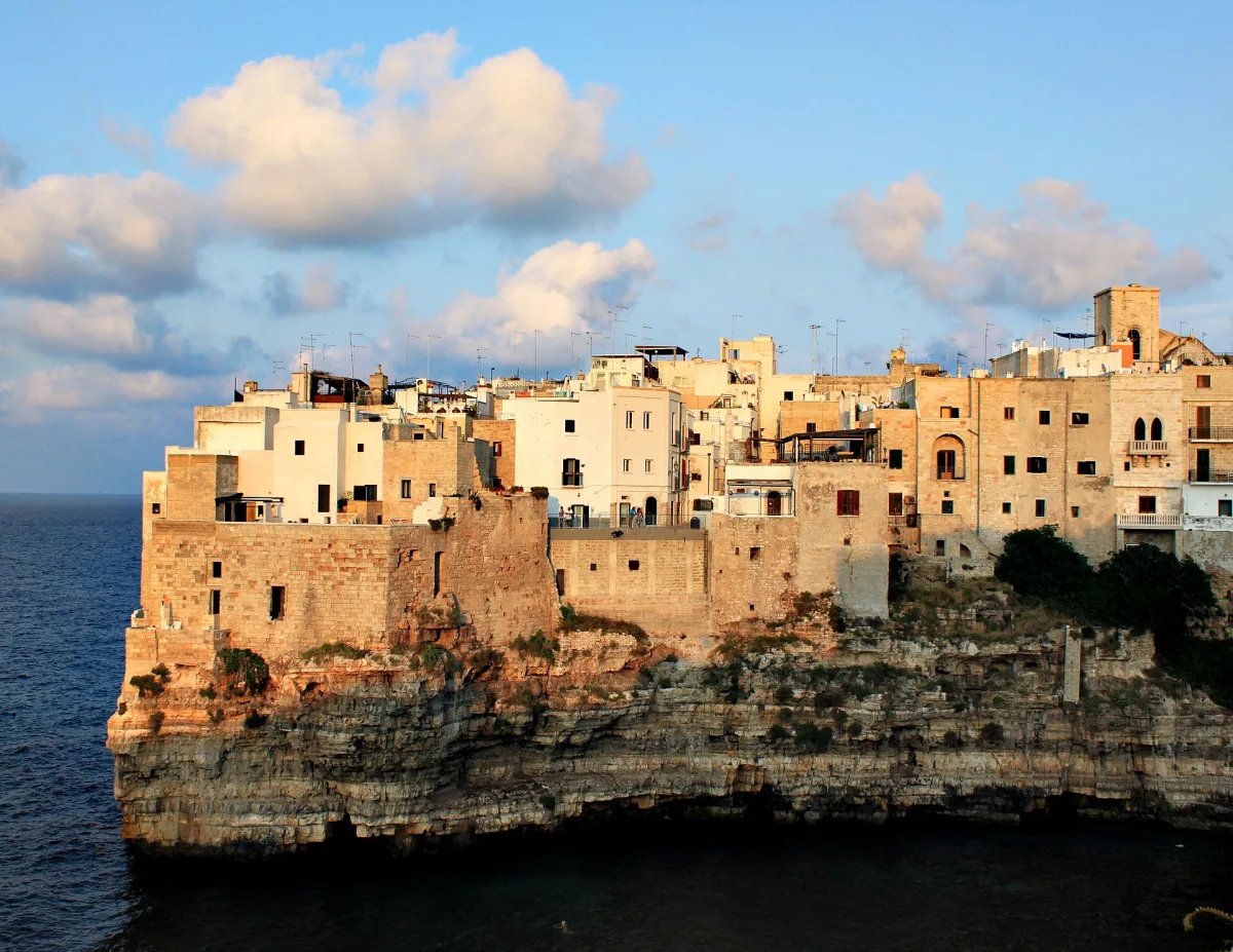 Quando andare a Polignano a Mare: guida mese per mese 2026