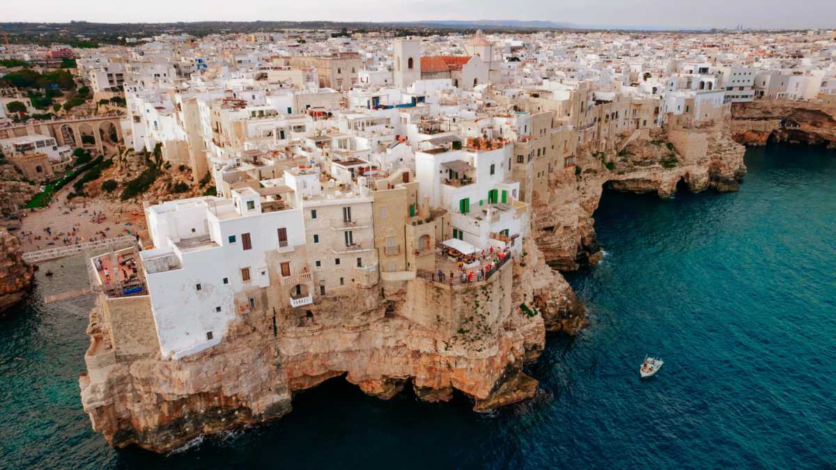 Come arrivare a Polignano a Mare: voli low cost, traghetti, bus e noleggio auto 2026